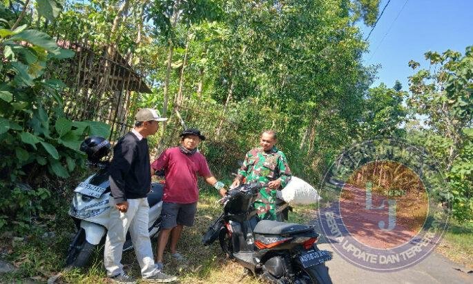 Babinsa Simo Sambangi Pencari Rumput, Bangun Kedekatan dengan Warga