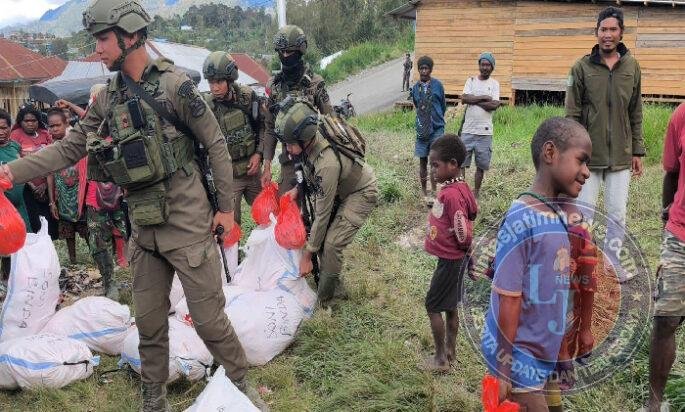 Bantuan Presiden RI Disalurkan kepada Pengungsi Agisiga, Satgas Ops Damai Cartenz Gelar Trauma Healing di Intan Jaya