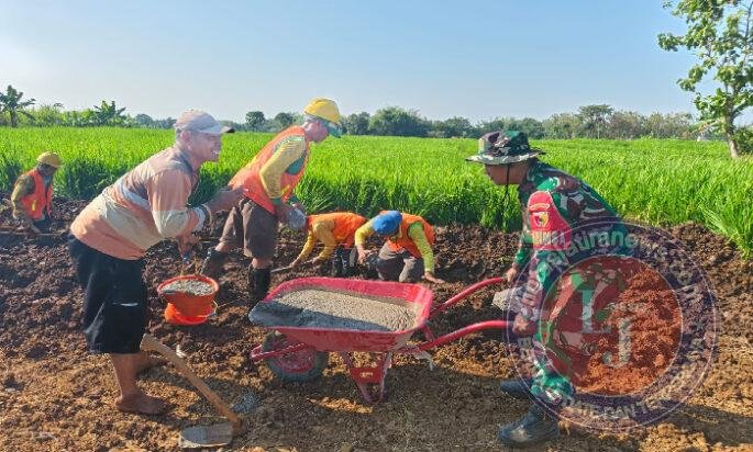 Babinsa Koramil 08/Jogorogo Dampingi Pembuatan Irigasi Pertanian