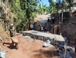 Desanya Ada Proyek Pembangunan Jembatan Garuda, Warga Antusias Kerja Gotong Royong