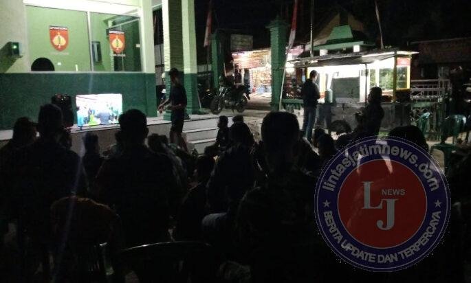 Anggota TNI Kodim 0725/Sragen Bersama Masyarakat Nobar Piala Dunia
