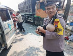Aksi Heroik Bhabinkamtibmas Polsek Bagor Selamatkan Bayi Korban Kecelakaan Bus di Nganjuk