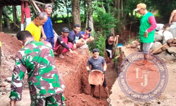 Babinsa dan Warga Pulutan Kompak Bangun Gorong-Gorong, Cegah Banjir Lewat Semangat Gotong Royong