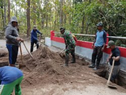 Jembatan Harapan Dibangun Bersama, Babinsa dan Warga Candimulyo Perkuat Semangat Gotong Royong