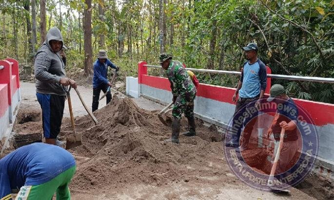 Jembatan Harapan Dibangun Bersama, Babinsa dan Warga Candimulyo Perkuat Semangat Gotong Royong