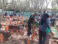 Saat Kepedulian Menyatukan Langkah, Babinsa dan Warga Bersihkan TPU Rejomulyo