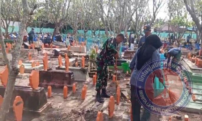 Saat Kepedulian Menyatukan Langkah, Babinsa dan Warga Bersihkan TPU Rejomulyo