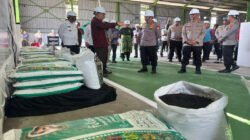 Kapolri Tinjau Pabrik Pupuk Batu Bara di Kampar, Lepas Distribusi 80 Ton Pupuk untuk Kelompok Tani Riau