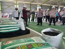 Kapolri Tinjau Pabrik Pupuk Batu Bara di Kampar, Lepas Distribusi 80 Ton Pupuk untuk Kelompok Tani Riau
