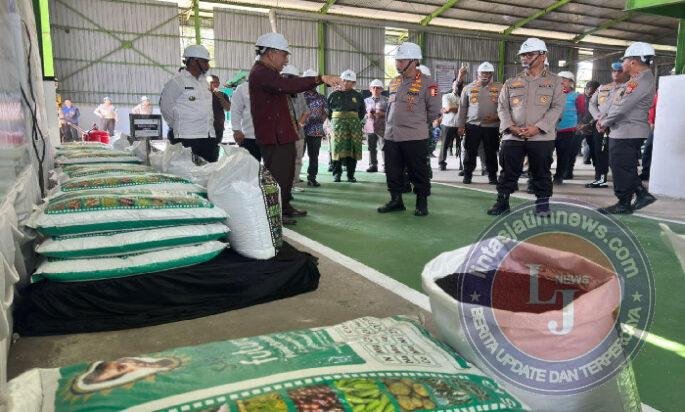 Kapolri Tinjau Pabrik Pupuk Batu Bara di Kampar, Lepas Distribusi 80 Ton Pupuk untuk Kelompok Tani Riau