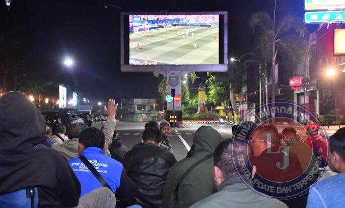 Satu Layar, Seribu Semangat: Kodim Madiun Gelar Nobar Piala Dunia Bersama Masyarakat