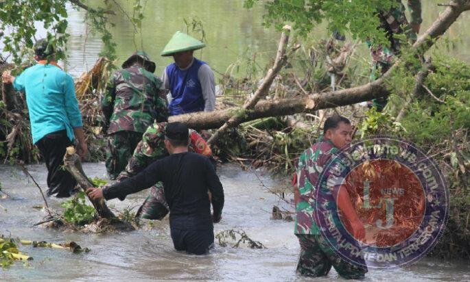 Demi Kelancaran Aliran Sungai, TNI dan Warga Pilangbango Bersatu Singkirkan Pohon Roboh