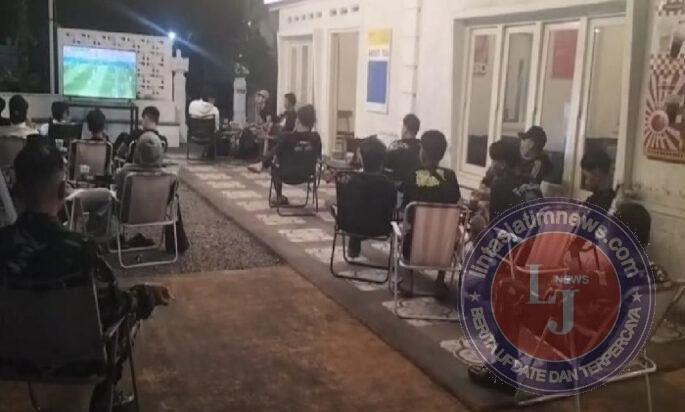 Anggota TNI Kodim 0725/Sragen Bersama Masyarakat Nobar Piala Dunia di 13 titik Koramil dari jajaran kodim 0725/Sragen