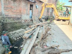 Anggota Koramil 03 Serengan & Warga Masyarakat, Genjot Pra TMMD Sengkuyung Tahap III TA. 2026, Turunkan Alat Berat
