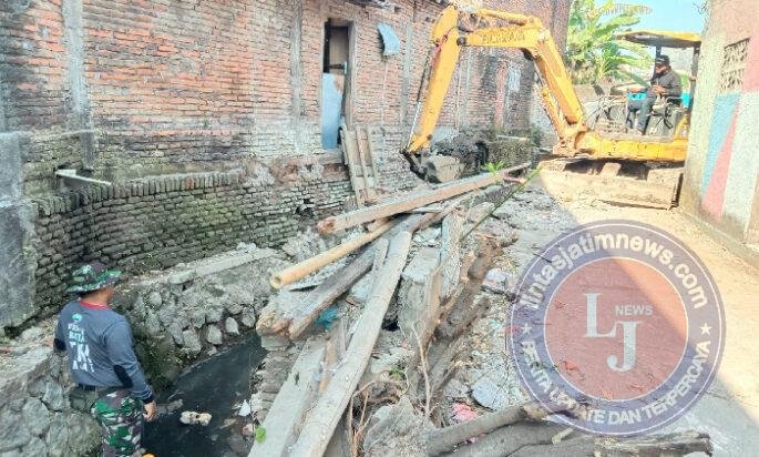 Anggota Koramil 03 Serengan & Warga Masyarakat, Genjot Pra TMMD Sengkuyung Tahap III TA. 2026, Turunkan Alat Berat