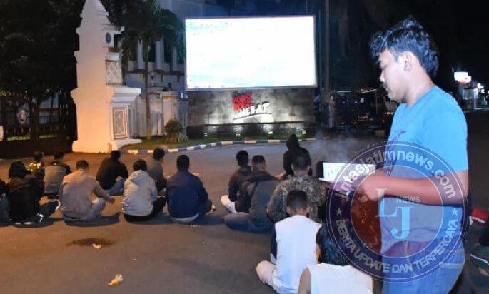 Nobar Bola Gembira TNI dan Masyarakat Ponorogo pada Perempat Final Piala Dunia 2026