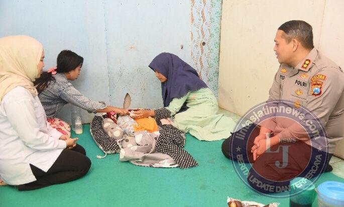 Empati Tanpa Batas, Polres Bondowoso Bantu Keluarga Bayi Kembar yang Kehilangan Ibu
