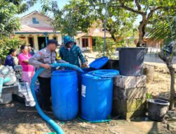 Polres Bojonegoro Salurkan 16 Ribu Liter Air Bersih untuk Warga Terdampak Kemarau di Ngambon