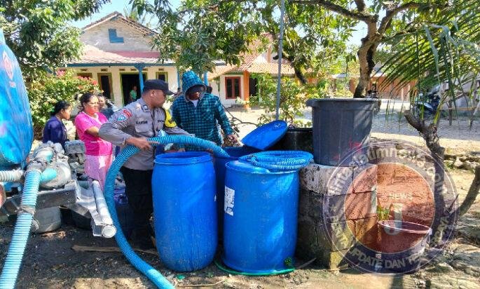 Polres Bojonegoro Salurkan 16 Ribu Liter Air Bersih untuk Warga Terdampak Kemarau di Ngambon