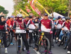 Ramaikan HUT Bhayangkara Ke 80, Dandim 0805/Ngawi Beserta Ibu Ikuti Gowes Bersama