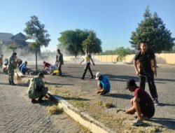 Anggota Kodim Ponorogo Bersama Unsur Terkait Besih Bersih di Lingkungan Monumen Bantaragin