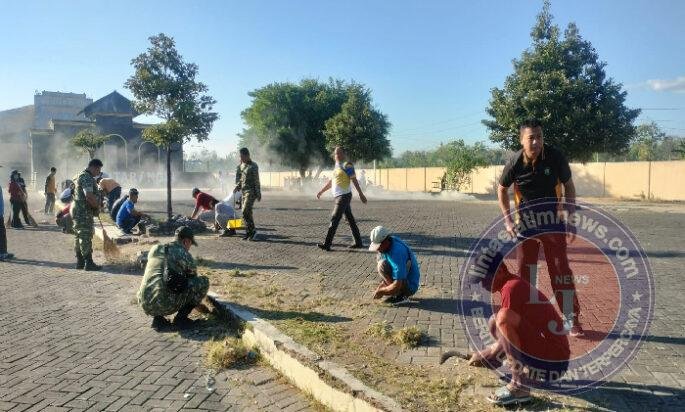 Anggota Kodim Ponorogo Bersama Unsur Terkait Besih Bersih di Lingkungan Monumen Bantaragin