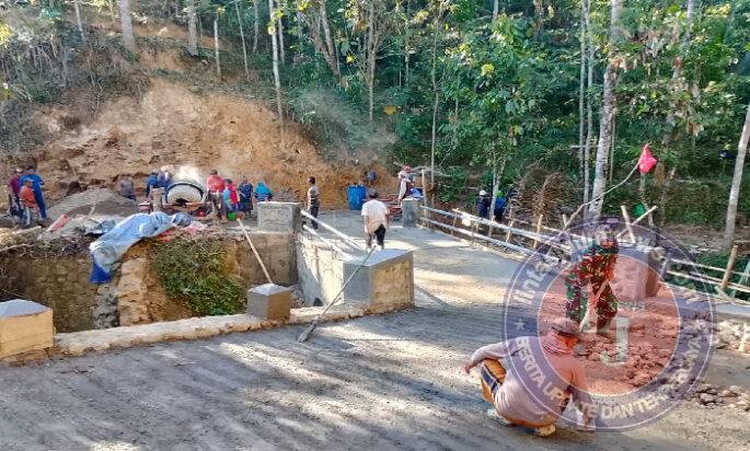 Semangat Gotong Royong Antara TNI dan Masyarakat Dalam Pembangunan Jembatan Beton Aramco di Pacitan
