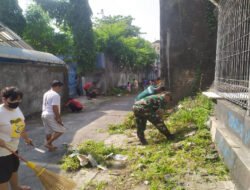Semangat Gotong Royong Terus Dijaga, Babinsa Koramil Ampel Bersama Warga Bersihkan Jalan Desa