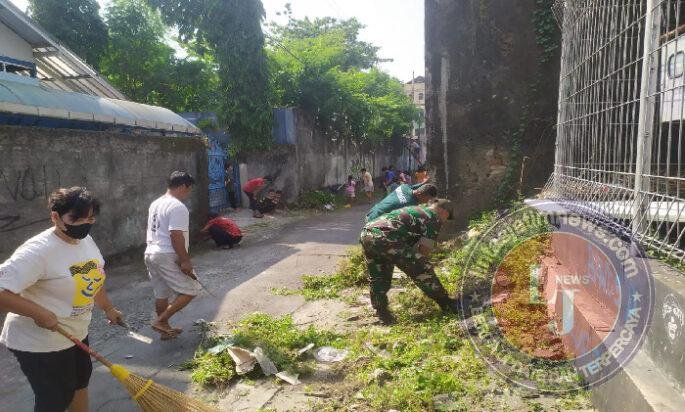 Semangat Gotong Royong Terus Dijaga, Babinsa Koramil Ampel Bersama Warga Bersihkan Jalan Desa