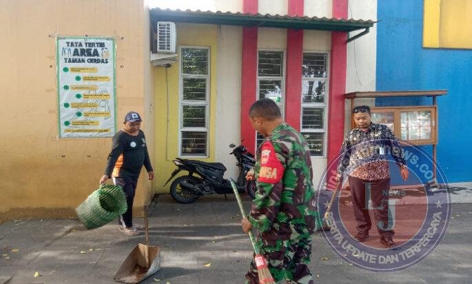 Gotong Royong Ciptakan Ruang Hijau, Babinsa Nusukan Bersama Pengawas & TKPK Bersihkan Taman Cerdas