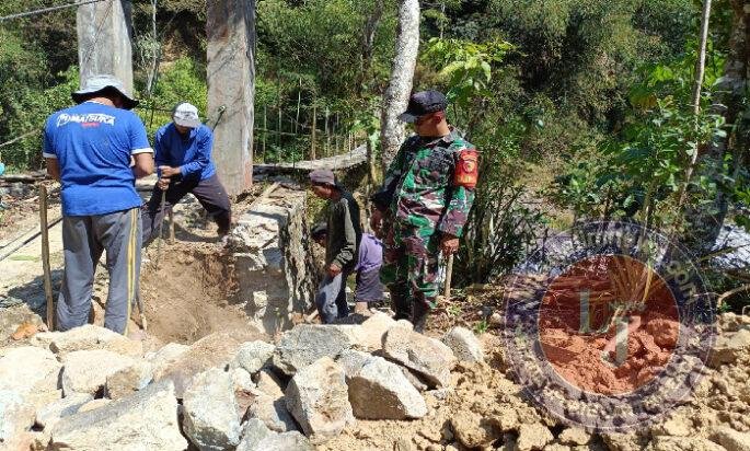 Kebersamaan TNI dan Masyarakat Bangun Jembatan Gantung Garuda Memasuki Tahap Awal