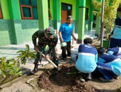 Menanam Harapan Sejak Dini, Babinsa Lembah Ajak Siswa MTsN Doho Hijaukan Lingkungan
