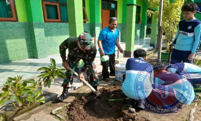 Menanam Harapan Sejak Dini, Babinsa Lembah Ajak Siswa MTsN Doho Hijaukan Lingkungan