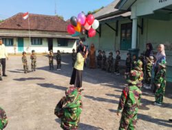 Berikan MPLS Pada Murid Baru TK Kartika IV-18 Pacitan, Ketua Persit KCK Cab. XV Latih Kekompakan