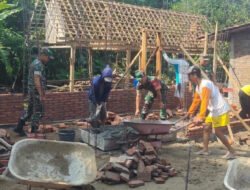 Babinsa Jenar Turun Tangan Bantu Dirikan Rumah Warga, Wujud Nyata Kepedulian TNI