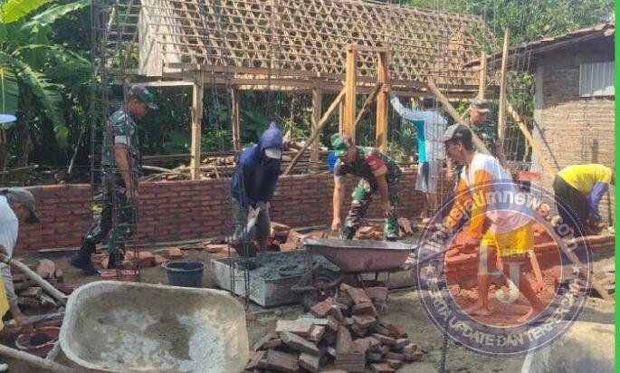 Babinsa Jenar Turun Tangan Bantu Dirikan Rumah Warga, Wujud Nyata Kepedulian TNI