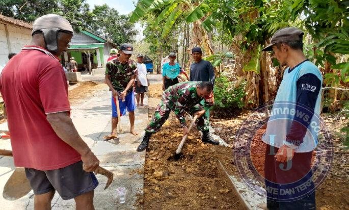 Akses Warga Sempat Terganggu, Babinsa dan Masyarakat Bergerak Cepat Perbaiki Jalan Tegaldowo