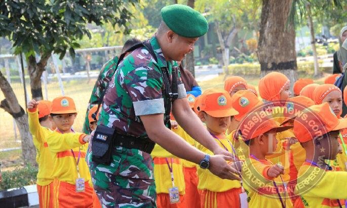Kodim 0806/Trenggalek Kenalkan Dunia Militer kepada Siswa TK Lewat Outing Class Edukatif
