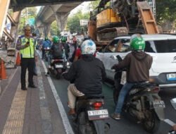JPO Tendean Ditabrak Truk Alat Berat, Polisi Alihkan Arus Lalu Lintas