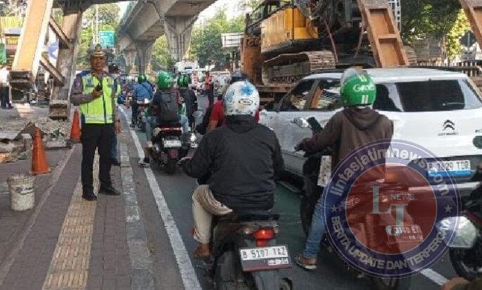 JPO Tendean Ditabrak Truk Alat Berat, Polisi Alihkan Arus Lalu Lintas