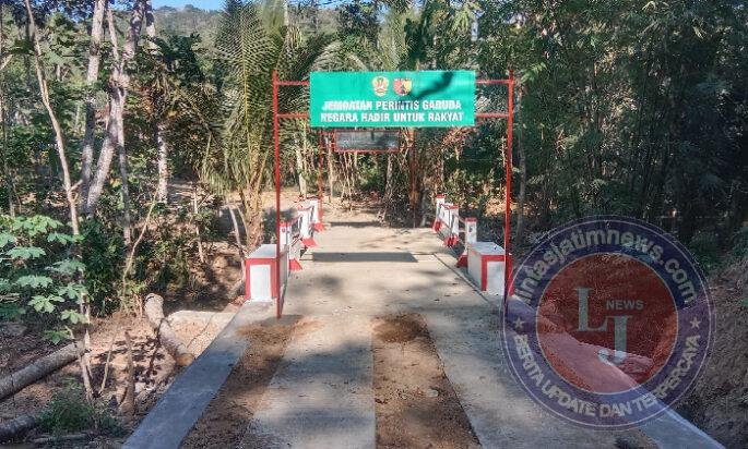 Keceriaan Anak SD Saat Melintas Jembatan Beton Yang Sudah Rampung 100 Persen di Desa Mantren