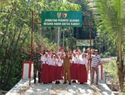 Keceriaan Anak SD Saat Melintas Jembatan Beton Yang Sudah Rampung 100 Persen di Desa Mantren