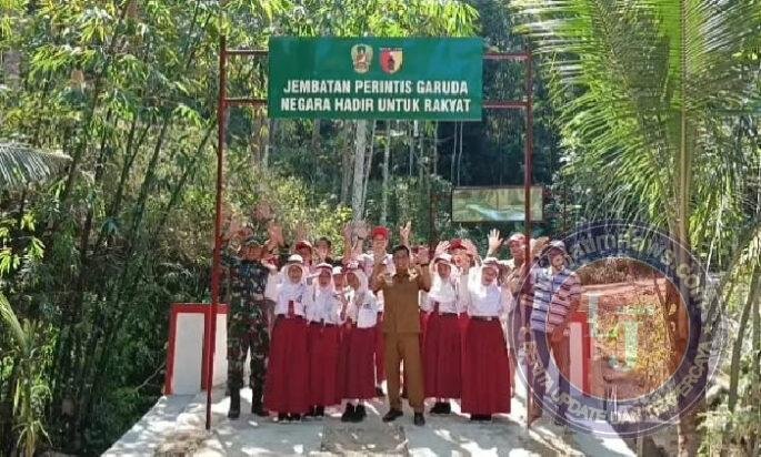 Keceriaan Anak SD Saat Melintas Jembatan Beton Yang Sudah Rampung 100 Persen di Desa Mantren