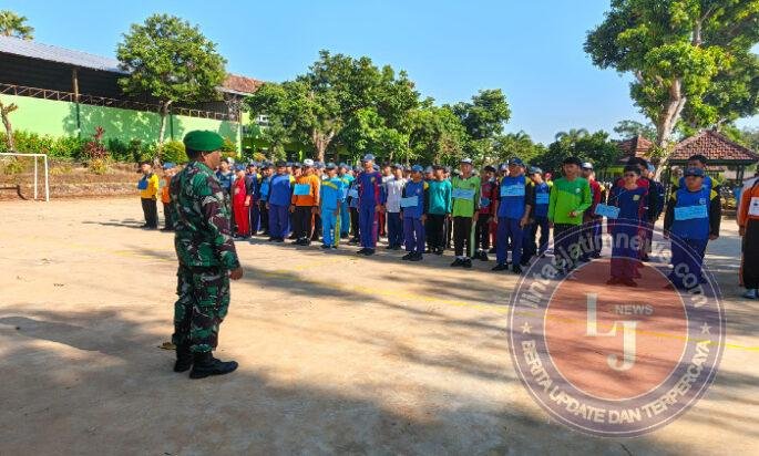 Anggota Koramil 08/Jogorogo Beri Pelatihan PBB dan Pesan Moral di MPLS SMAN 1 Jogorogo