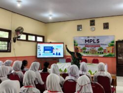 TNI Tanamkan Bela Negara dan Disiplin kepada Siswa SMPN 2 Watulimo Lewat MPLS