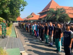 MPLS Tahun 2026, Babinsa Kepatihan Wetan Berikan Pelatihan PBB di SMKN 08 Surakarta
