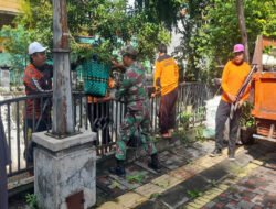 Cegah Banjir & Penyakit, Babinsa Manahan Sinergi Bersama Warga Bersihkan Saluran Irigasi