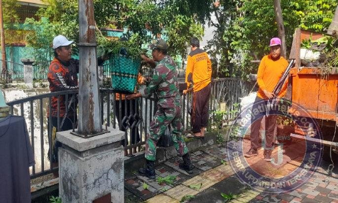 Cegah Banjir & Penyakit, Babinsa Manahan Sinergi Bersama Warga Bersihkan Saluran Irigasi