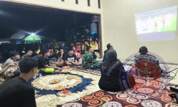 Anggota TNI Kodim 0725/Sragen Bersama Masyarakat Nobar Piala Dunia di 13 titik Koramil