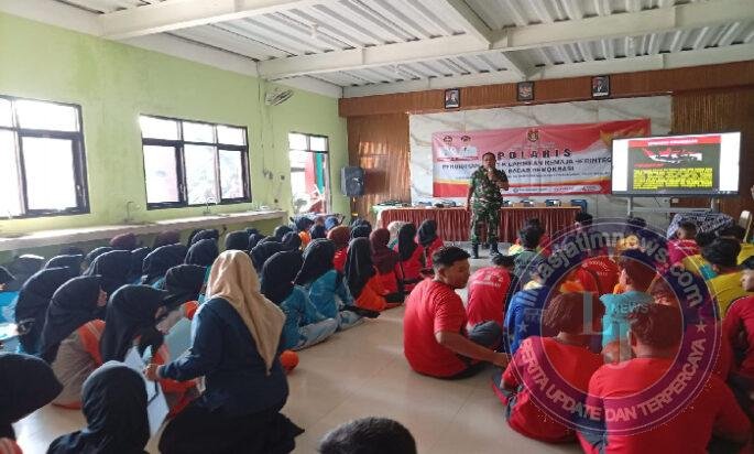 Lahirkan Remaja Berintegritas dan Sadar Demokrasi, Pasi Intel Kodim 0805/Ngawi Sosialisasi Pendidikan Politik di SMAN 1 Kwadungan